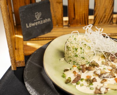 Bürocatering, zu sehen ist Basmatireis mit einer Champignon-Erbsen-Sauce