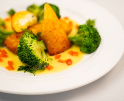 Mittagstisch Catering im Büro - serviert wird Kartoffeltaschen und Brokkoli in einer hellen Sauce