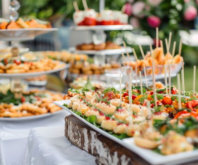 Gezeigt wird ein Finger-Food Buffett mit großer Auswahl an häppchengroßen Speisen
