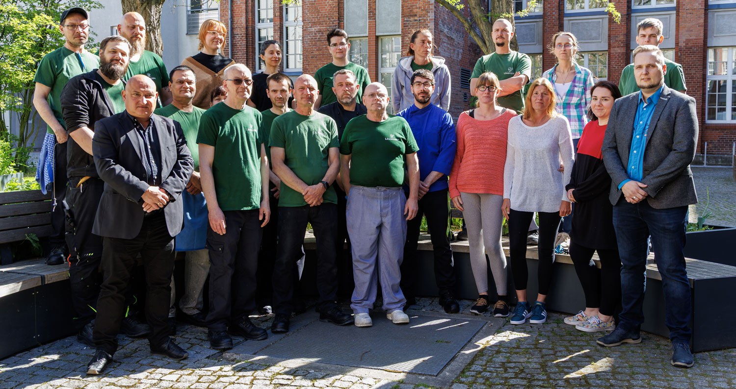 Mitarbeitende und Geschäftsführung auf einem Gruppenbild