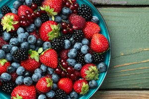 Ein Teller voller Erdbeeren, Blaubeeren, Johannisbeeren und Brombeeren