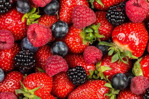 Viele verschiedene Beeren: Erdbeeren, Blaubeeren, Himbeeren, Brombeeren